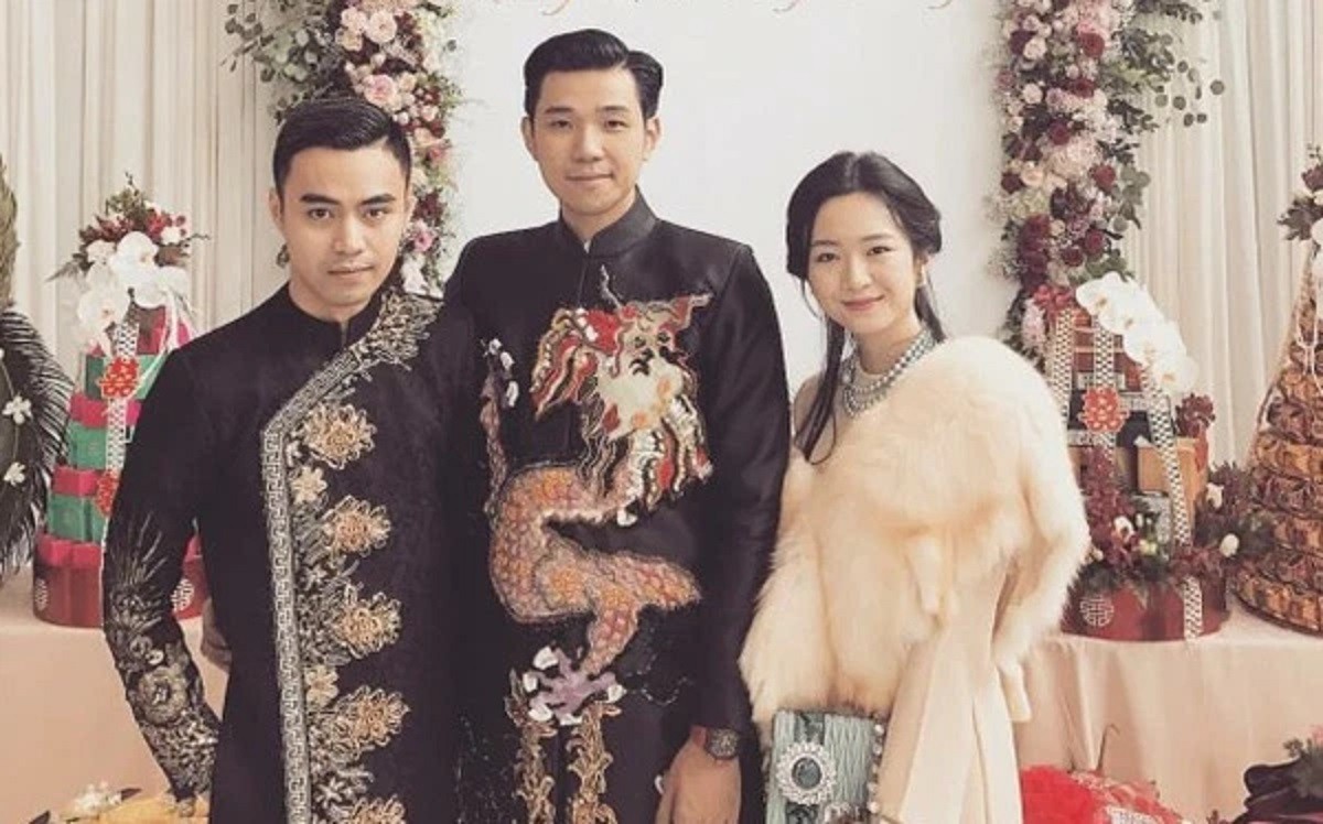
Ba người con của ông chủ Tân Hoàng Minh - Đỗ Hoàng Việt (ở giữa) cùng anh trai Đỗ Hoàng Minh và em gái Nguyễn Anh Sa&nbsp;
