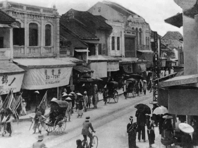 
Hình ảnh các cửa hàng 2 tầng cũ dọc Hàng Đào, khu phố cổ Hà Nội (1926). Ảnh: Tư liệu lịch sử
