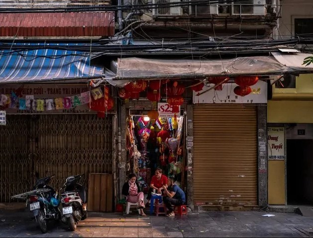 
Hình ảnh những ngôi nhà ống có bề ngang hẹp, vừa là nơi ở vừa là nơi buôn bán của nhiều hộ gia đình. Ảnh: Linh Pham/Getty Images
