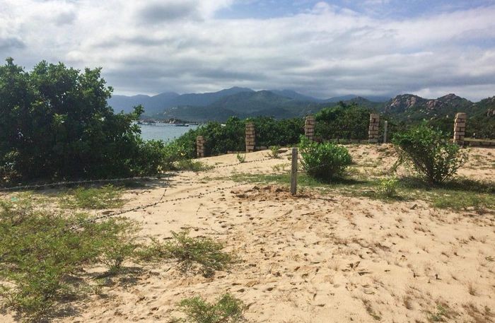 

Nhiều khu đất ven biển thuộc địa phận huyện Cam Lâm đã bị bao chiếm, đóng trụ rao bán.

