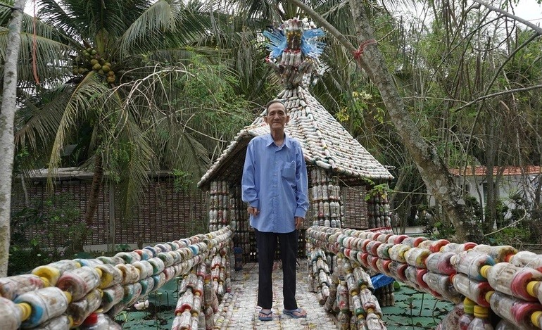 
Ông Khanh là chủ nhân của những sản phẩm được tái chế từ nhựa, nhận được rất nhiều sự chú ý từ cộng đồng mạng
