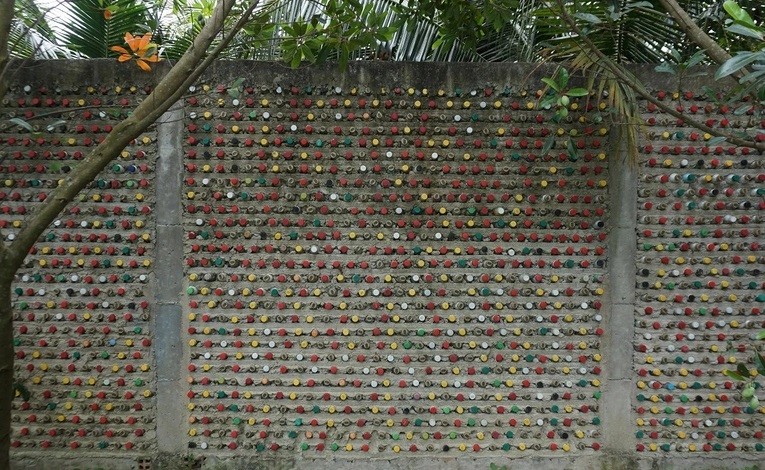 
Bức tường được làm bằng chai nhựa dài 15m của ông Khanh.
