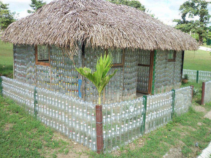 
Một ngôi nhà khá đơn giản khác cũng được gia chủ dựng lên từ việc tái chế chai nhựa
