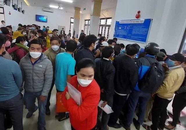 

Theo ghi nhận, liên tục trong 2 ngày 4 và 5/4 tại bộ phận một cửa thuộc Ủy ban nhân dân huyện Hòa Vang, TP. Đà Nẵng đã có hàng trăm người đến để nộp hồ sơ

