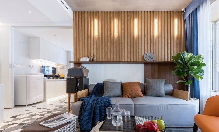 
Không gian phòng khách được tạo điểm nhấn ấn tượng bởi sự liên kết của màu gỗ ấm áp
