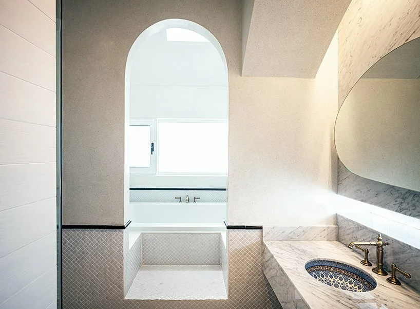 
Phòng vệ sinh được ốp đá, thiết kế góc tường bo góc mềm mại, giúp không gian này thêm đẹp mắt
