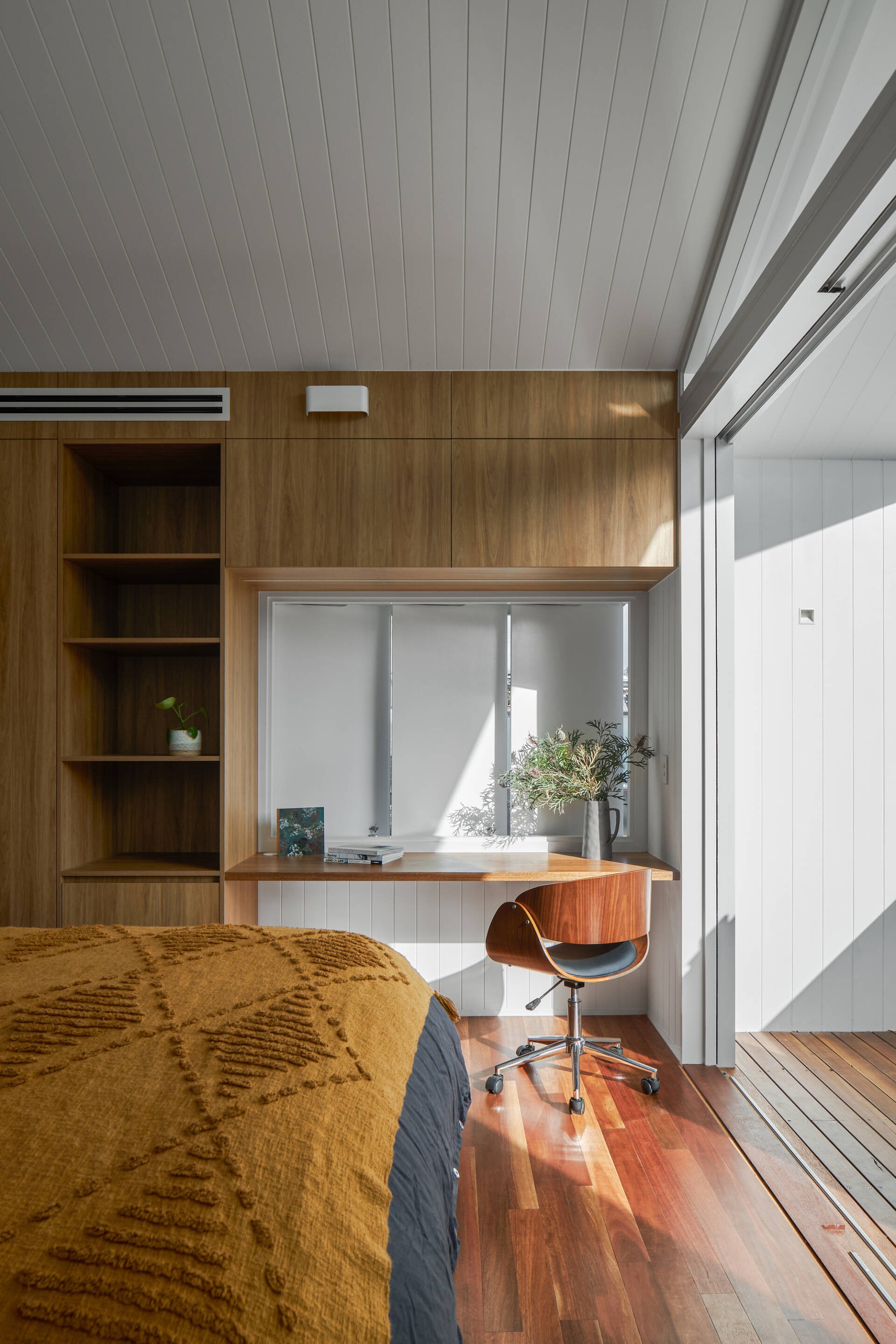 
Phòng ngủ sử dụng vật liệu gỗ làm chủ đạo, kết hợp với tông màu ấm cùng cửa trượt giúp không gian bên trong căn nhà ngập tràn ánh sáng
