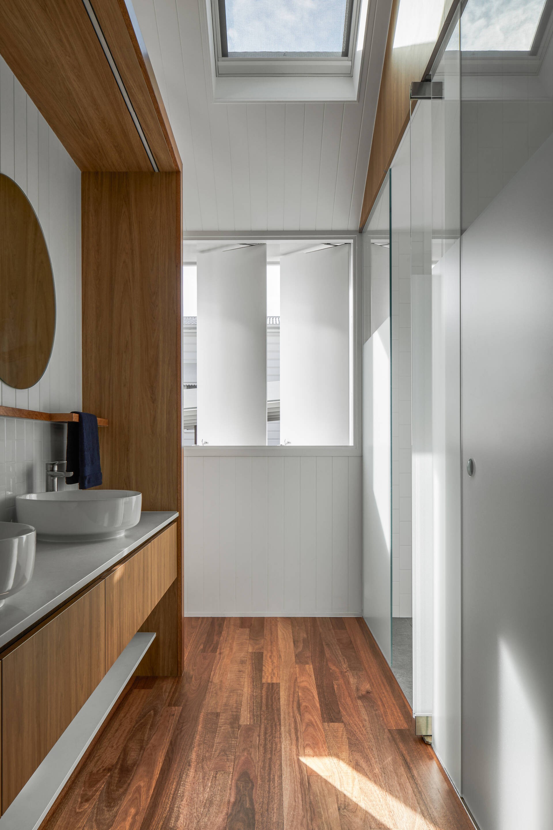 
Khu vực vệ sinh và phòng tắm của căn nhà được tô điểm thêm màu trắng mang đến cảm giác gọn gàng, sạch sẽ
