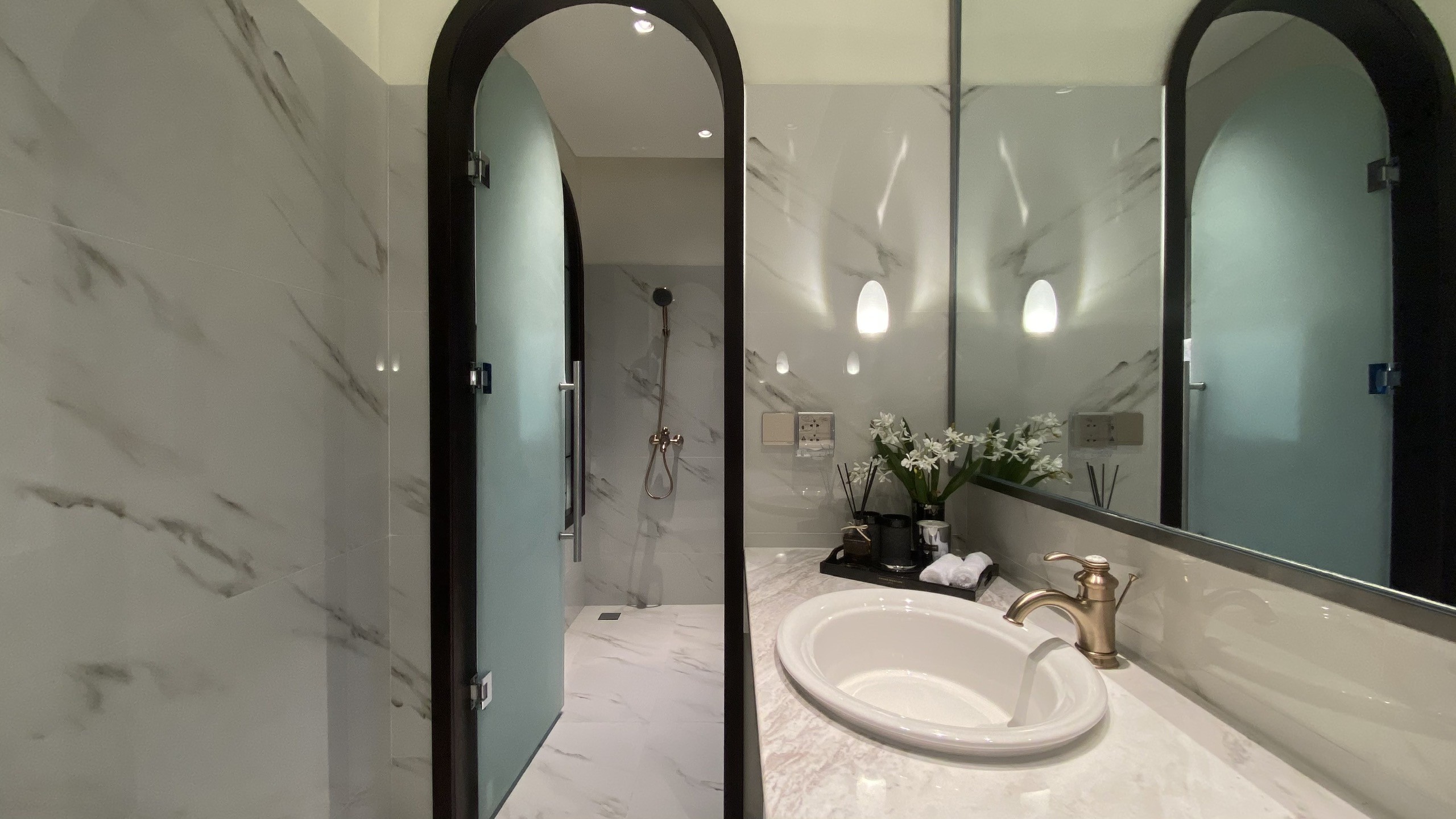 
Nhà vệ sinh trong biệt thự cũng mang tiêu chuẩn 5 sao với các vật liệu hoàn thiện chất lượng cao
