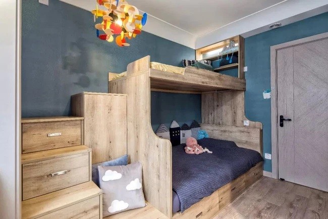 
Căn phòng được thiết kế bằng những màu sắc sinh động hợp với lứa tuổi trẻ con
