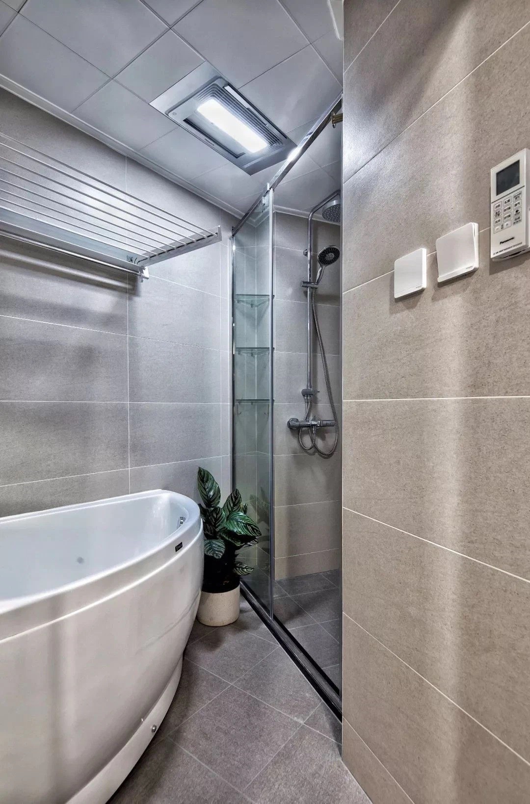 
Không gian phòng tắm hiện đại, đầy đủ tiện nghi
