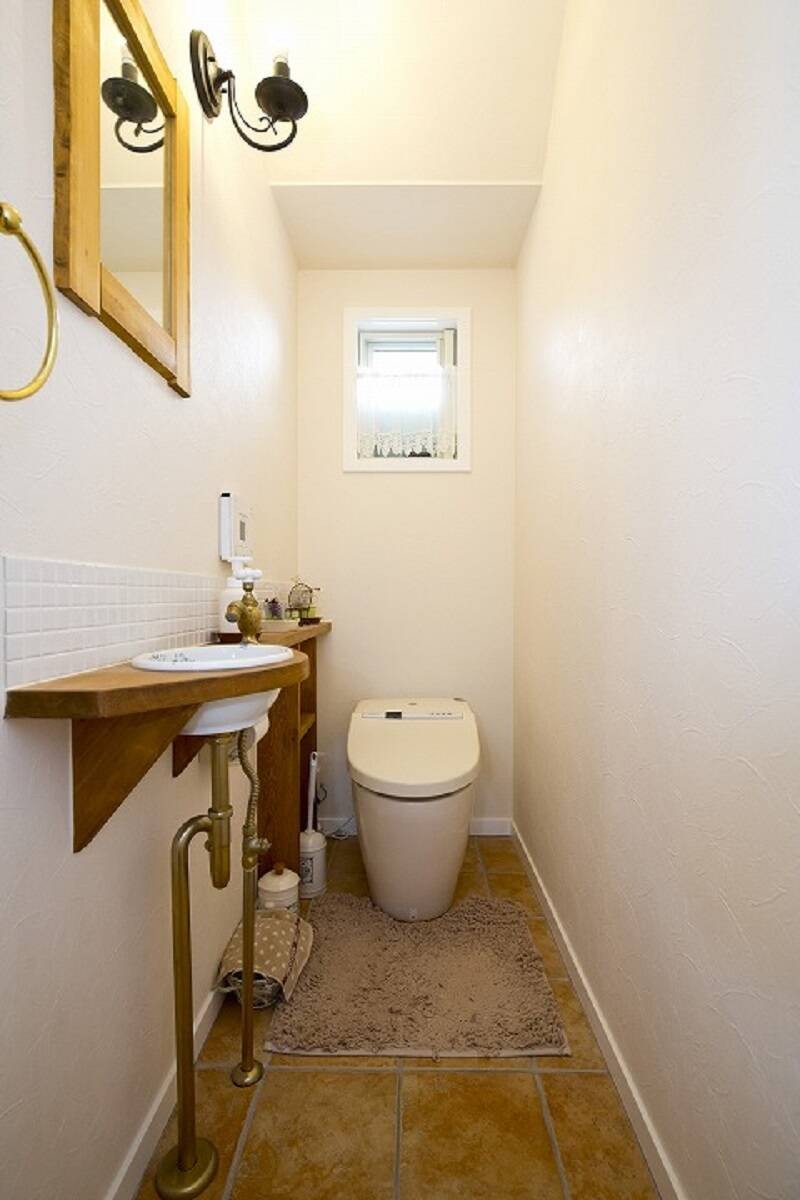 
Nhà vệ sinh nhỏ hẹp không không bí bách nhờ tông màu sáng và cách sắp xếp đồ đạc hợp lý

