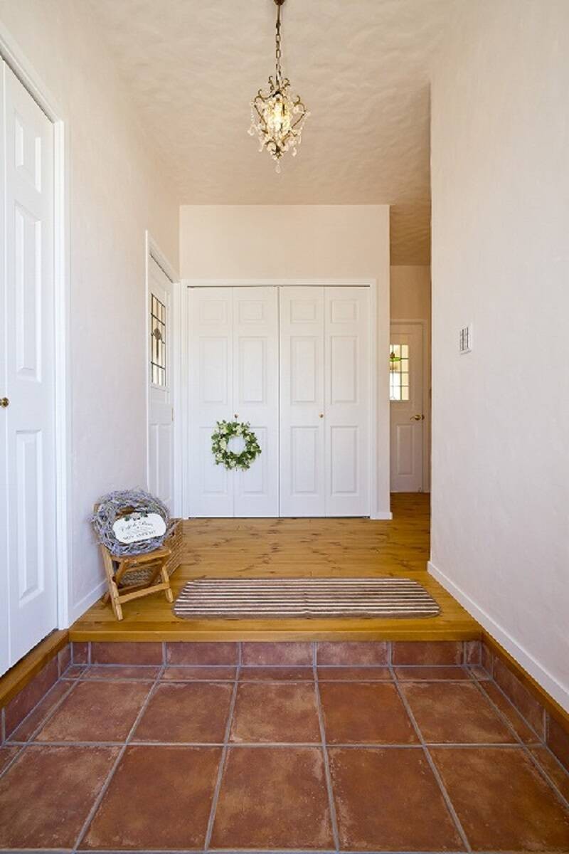 
Lối đi vào bên trong nhà được thiết kế theo kiểu nâng sàn giúp phân chia các khu vực trong nhà đồng thời mang đến cho khách quan một cảm giác chuyển đổi linh hoạt khi bước chân vào bên trong nhà
