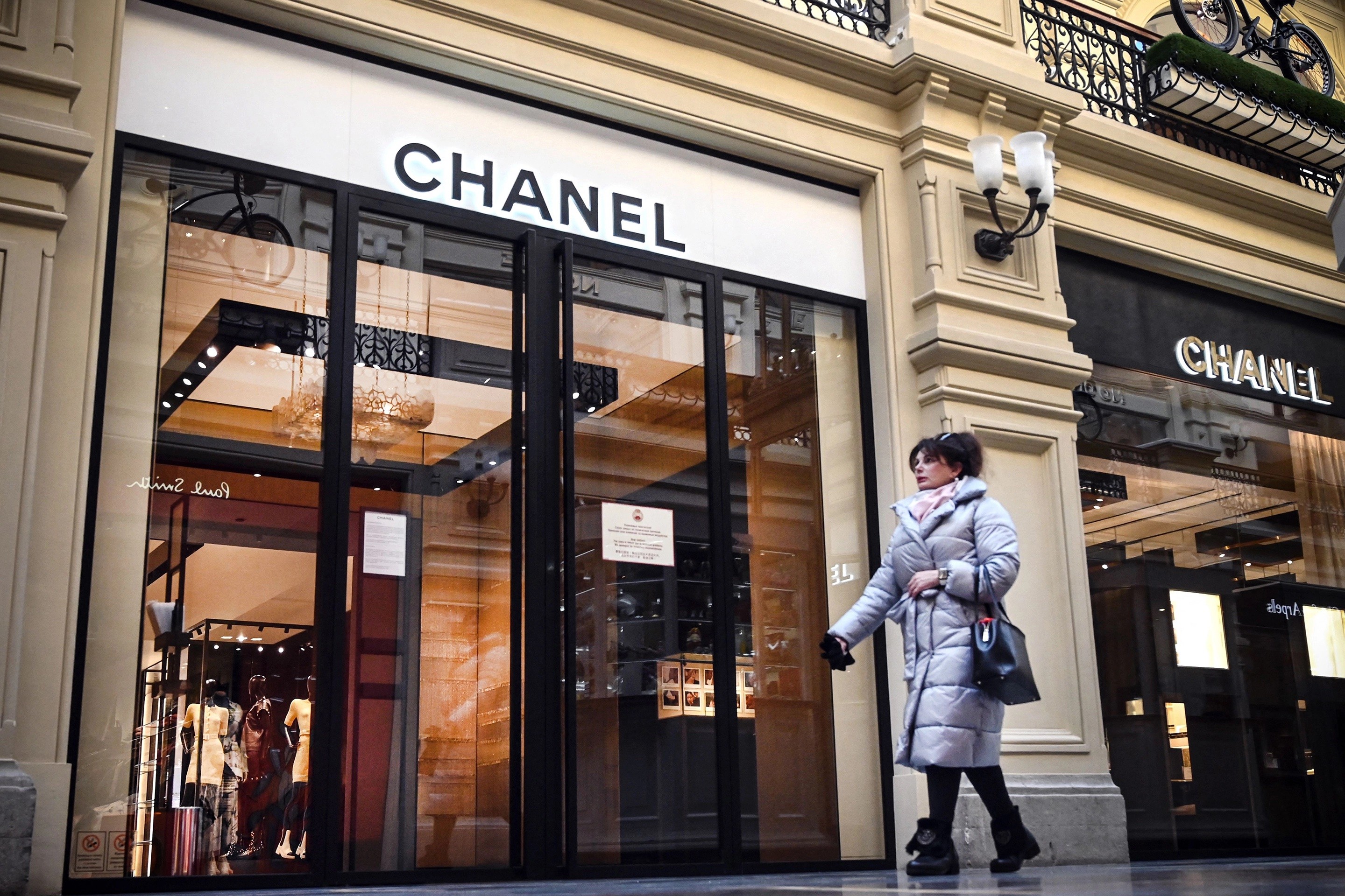 Người Nga cắt nát túi Chanel sau quy định ngừng bán - ảnh 5