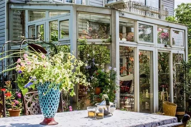 
Căn biệt thự có nhiều ô cửa sổ bằng kính, giúp cho căn nhà mở rộng được để đón nắng và không khí trong lành đến từ khu vườn
