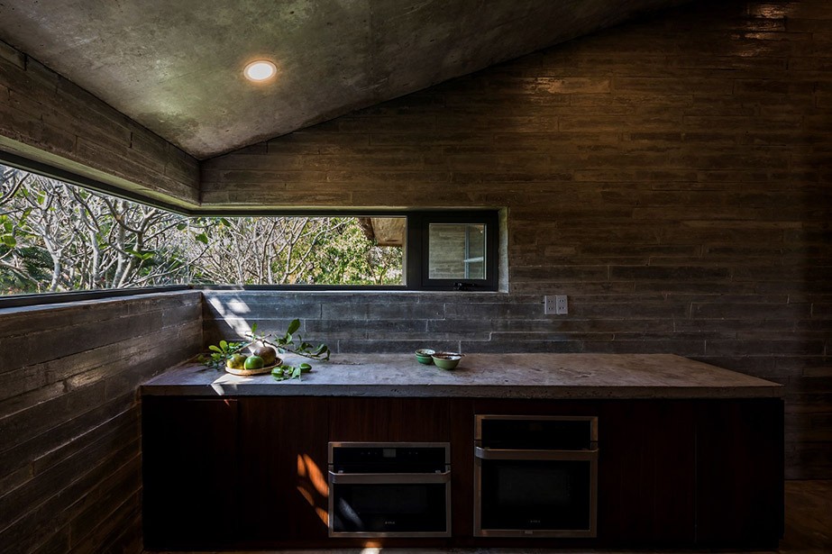 
Không gian bếp rộng rãi, bề mặt bếp được làm từ bê tông đúc
