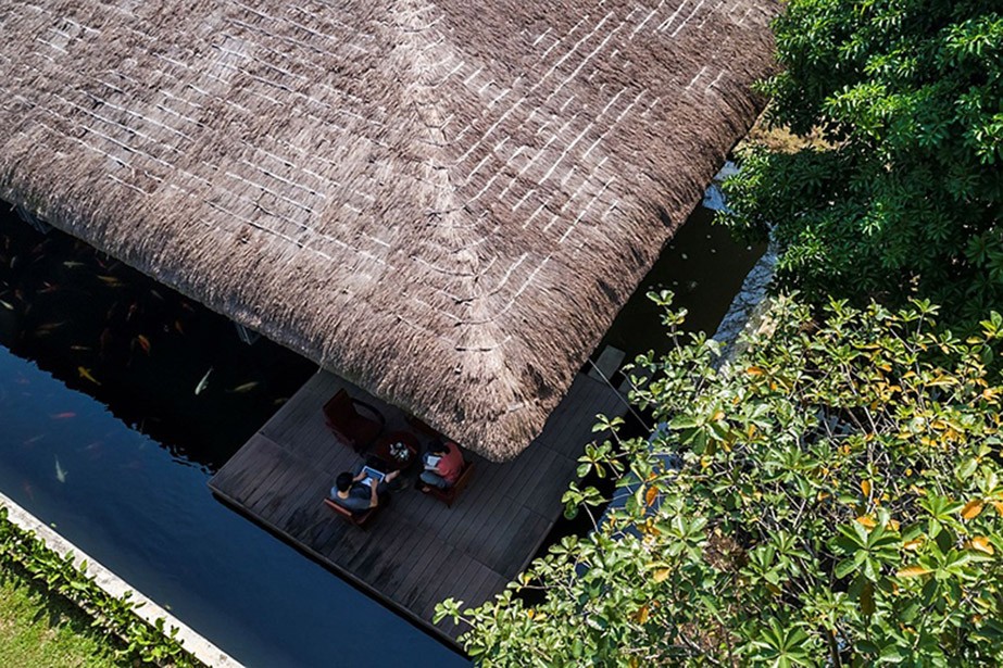 
Nhà lợp mái tranh kết hợp với vườn cây, hồ nước và cách bố trí các khu vực chức năng giúp cho gia chủ ở trong nhà mà không cần quạt
