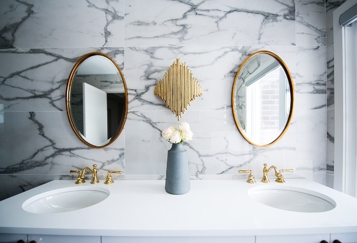 
Phòng tắm cũng là một vị trí có thể lắp gương nhưng chỉ nên lắp đặt gương ở vị trí vừa tầm mắt và kích thước không quá to

