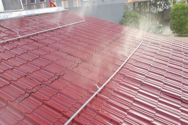 



Phun nước lên mái tôn cũng là cách hiệu quả để chống nóng trong mùa hè

