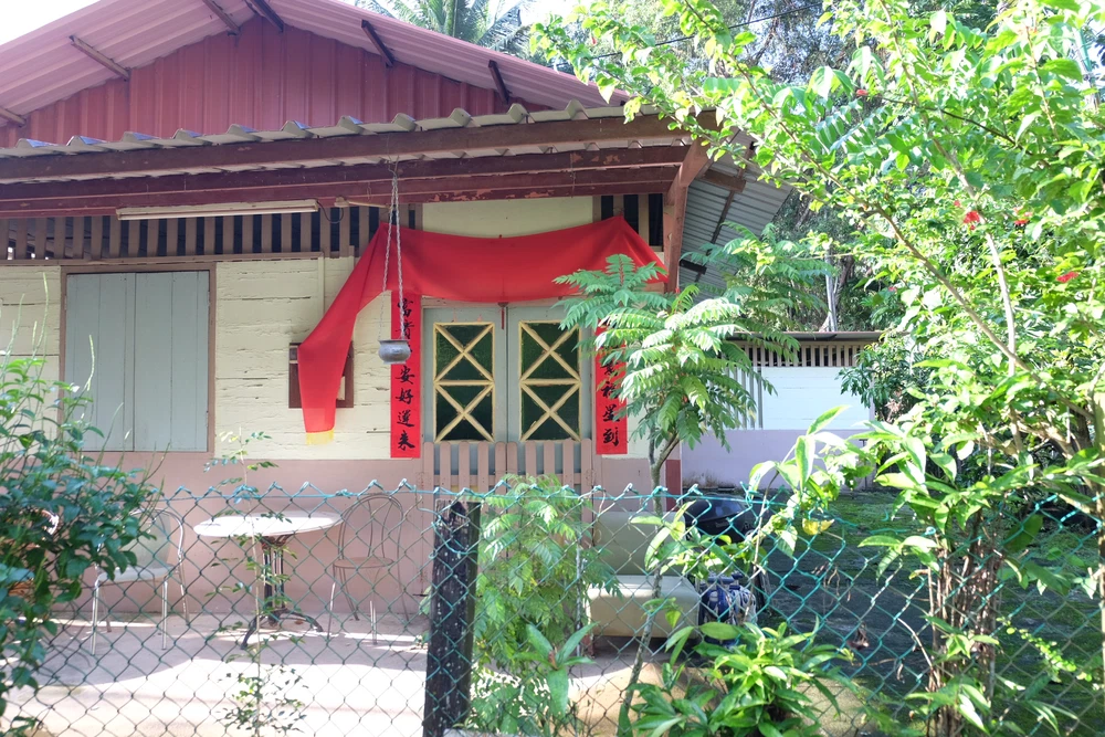 
Trái ngược với bức tranh toàn cảnh của Singapore hiện nay, Kampong Lorong Buangkok vẫn còn nguyên những ngôi nhà gỗ nhỏ xinh
