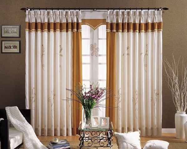 
Sử dụng rèm cửa xếp có thể dễ dàng di chuyển để đưa ánh sáng vào căn nhà
