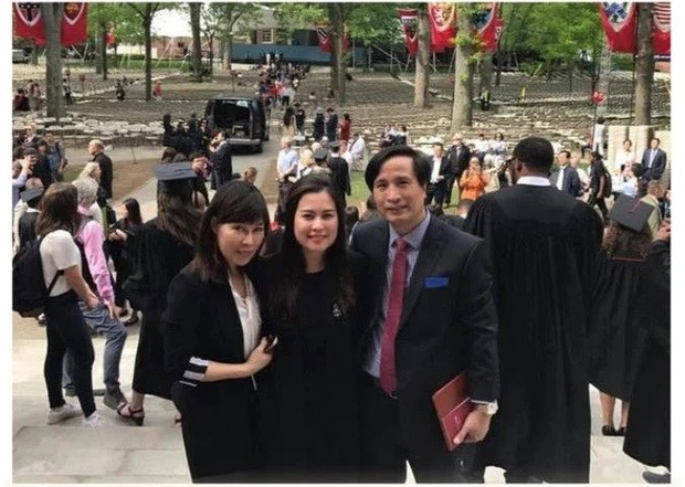 
Chị Thanh Hà và ông xã trong lễ tốt nghiệp năm 2017 của con gái lớn Hà Anh
