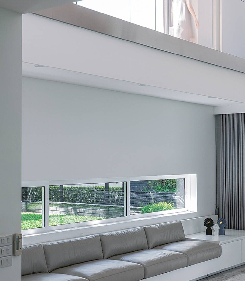 
Bộ sofa màu trung tính rất phù hợp với tổng thể nội thất và màu sơn trắng của căn nhà
