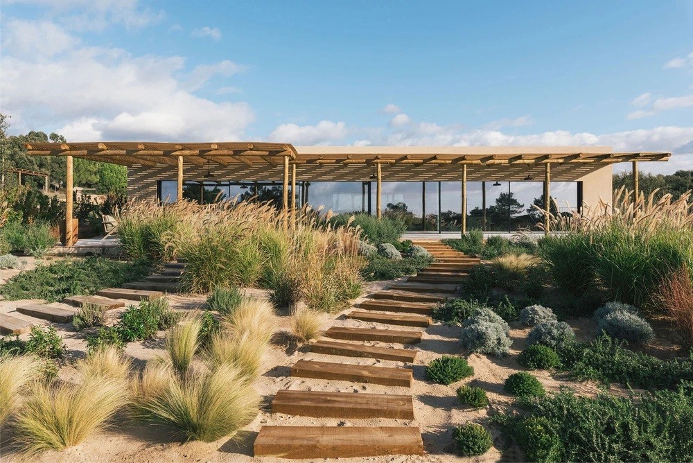 
Căn nhà xây dựng trên địa hình đặc biệt có phần khắc nghiệt giữa sa mạc ở Bồ Đào Nha
