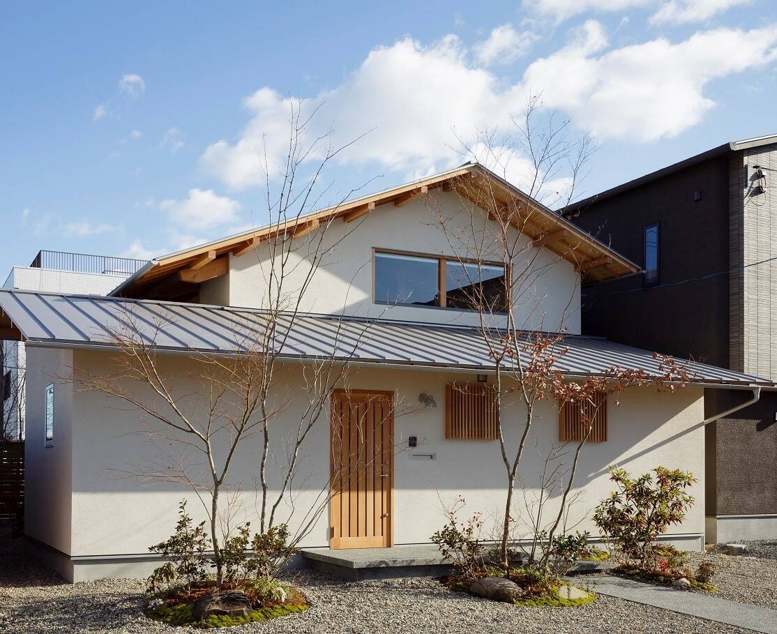 
Nanki House có vẻ ngoài mộc mạc và gần gũi, phía trước nhà có phải tiểu cảnh tạo điểm nhấn cho căn nhà

