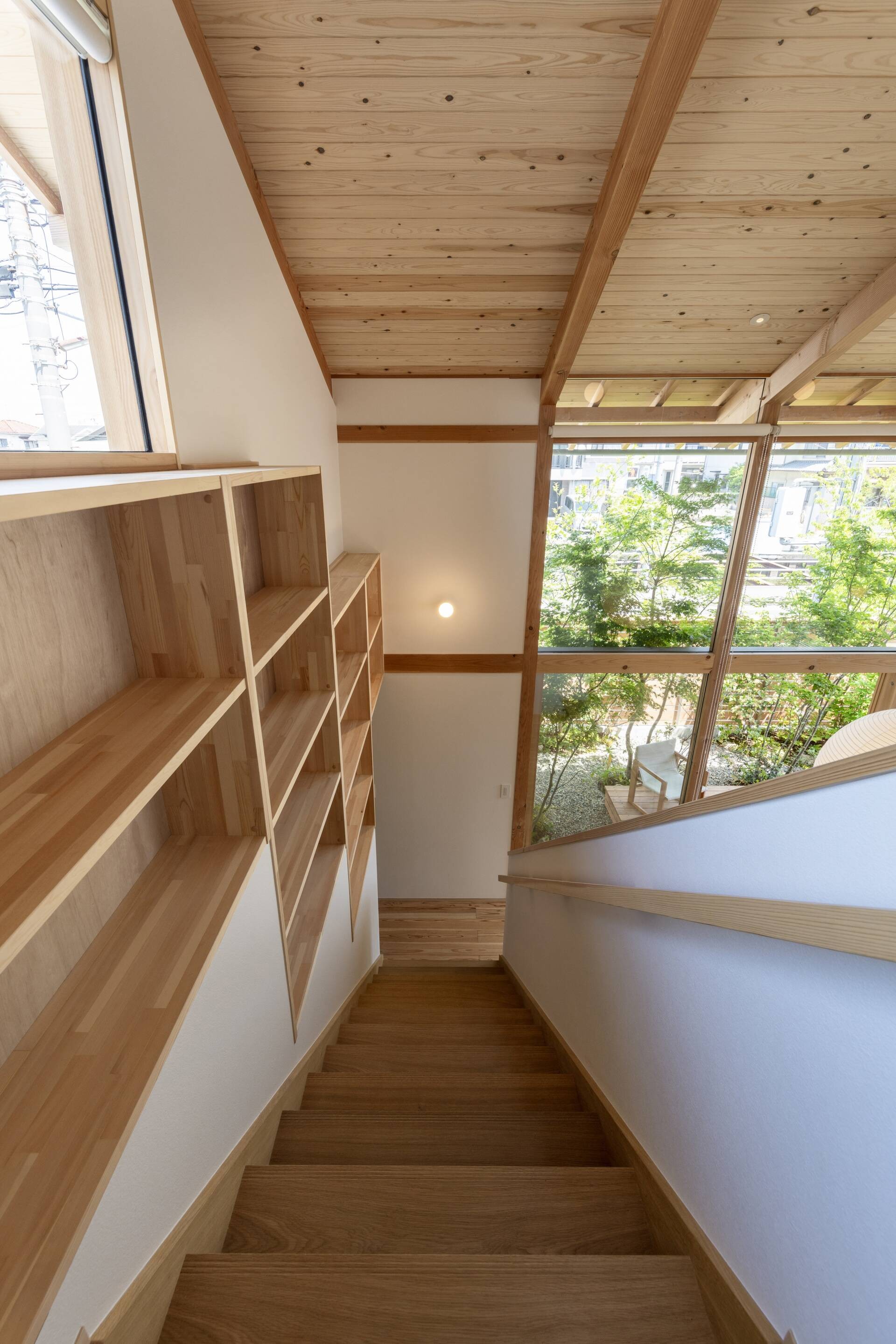 
Bên cạnh cầu thang là hệ tủ sát tường, giúp tăng diện tích và hiệu quả lưu trữ cho không gian sống
