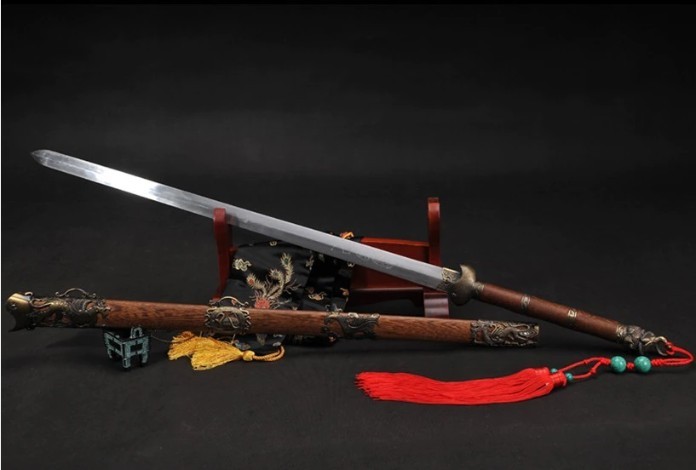 



Nếu sử dụng bảo kiếm để trấn trạch thì không nên tuốt kiếm khỏi vỏ vì sát khí của kiếm có thể đả thương người khác

