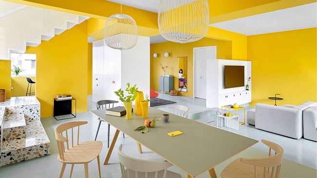 
Phòng khách màu vàng khiến cả căn phòng trở nên bừng sáng hơn, thu hút hơn
