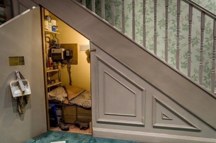 



Xét theo phong thủy thì việc thiết kế phòng ngủ ngay dưới gầm cầu thang sẽ gây nên hiện tượng bất cát


