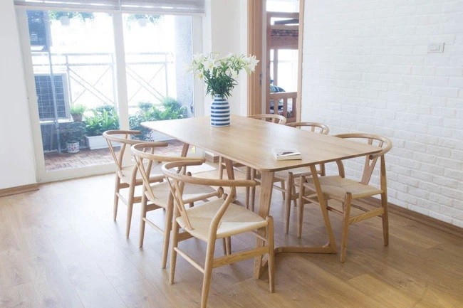 
Bộ bàn ghế ăn có màu gỗ sồi nhẹ nhàng, ấm cúng
