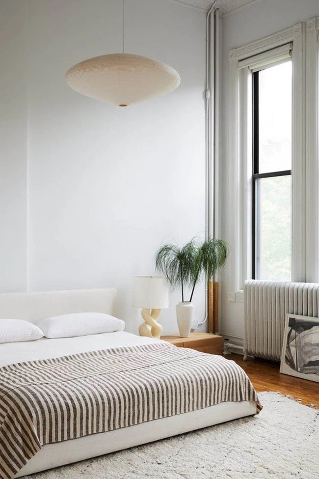 
Phòng ngủ sử dụng tông màu trắng, được bố trí gần cửa sổ để đón được nhiều ánh sáng tự nhiên

