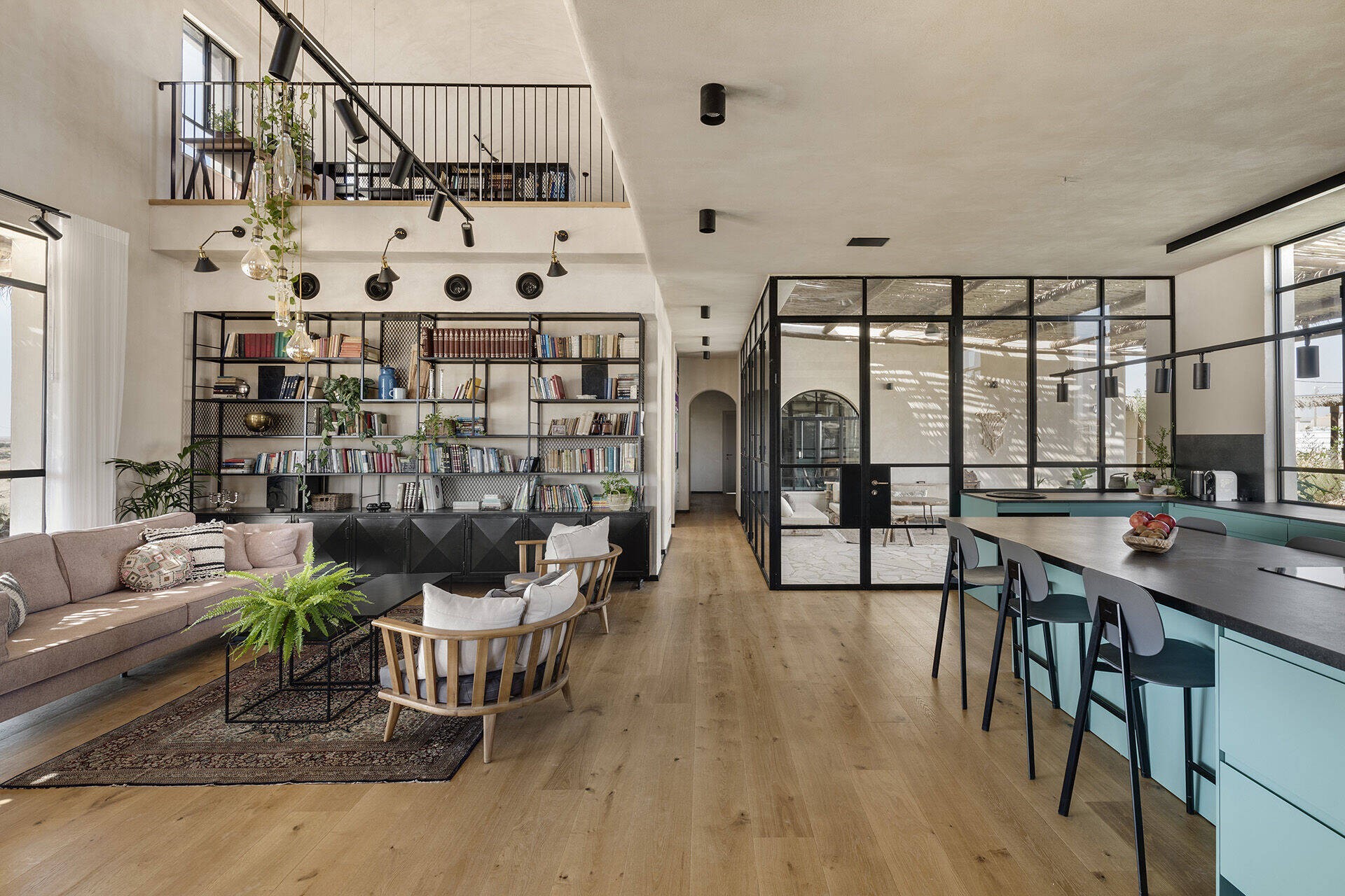 
Không gian bếp ăn được thiết kế nối ra phòng khách ngoài trời&nbsp;
