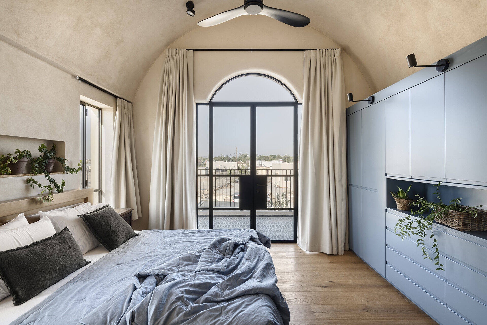 
Phòng ngủ master được thiết kế với trần mái vòm cổ kính
