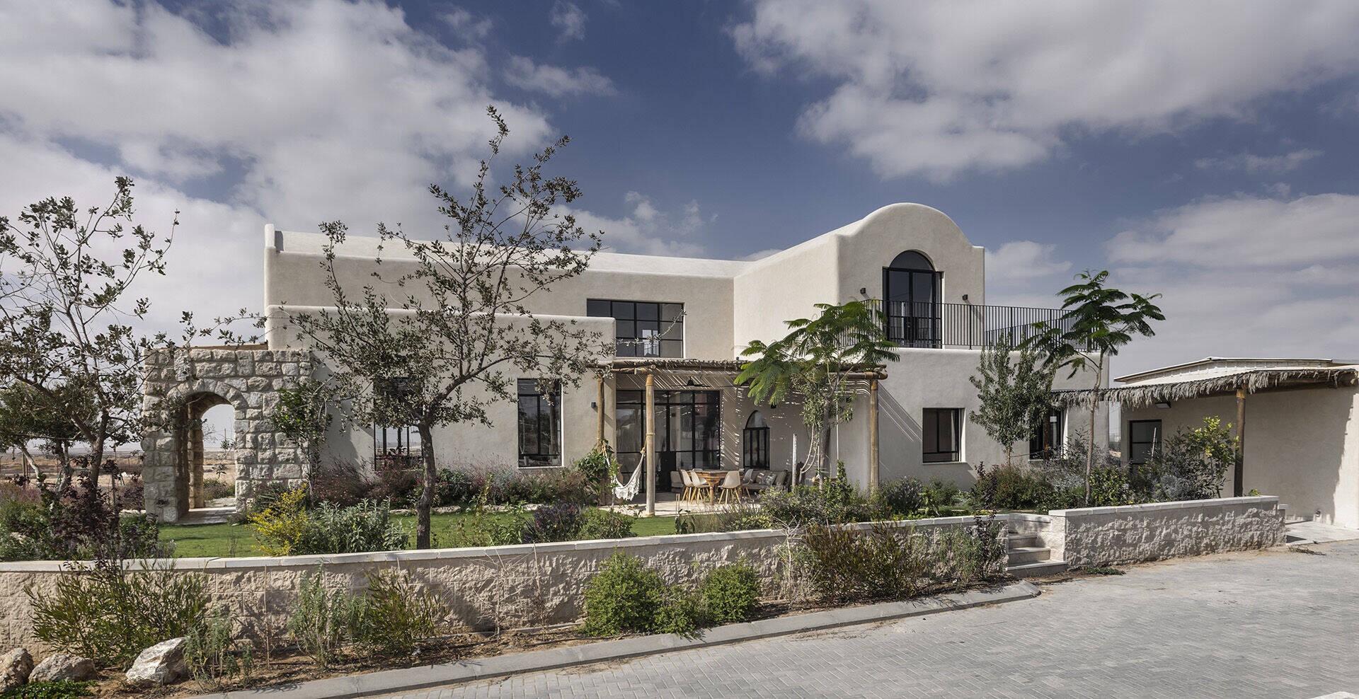 
Thiết kế của ngôi nhà được lấy cảm hứng từ phong cách Địa Trung Hải, sở hữu vẻ đẹp độc đáo nằm giữa sa mạc đầy nắng và gió
