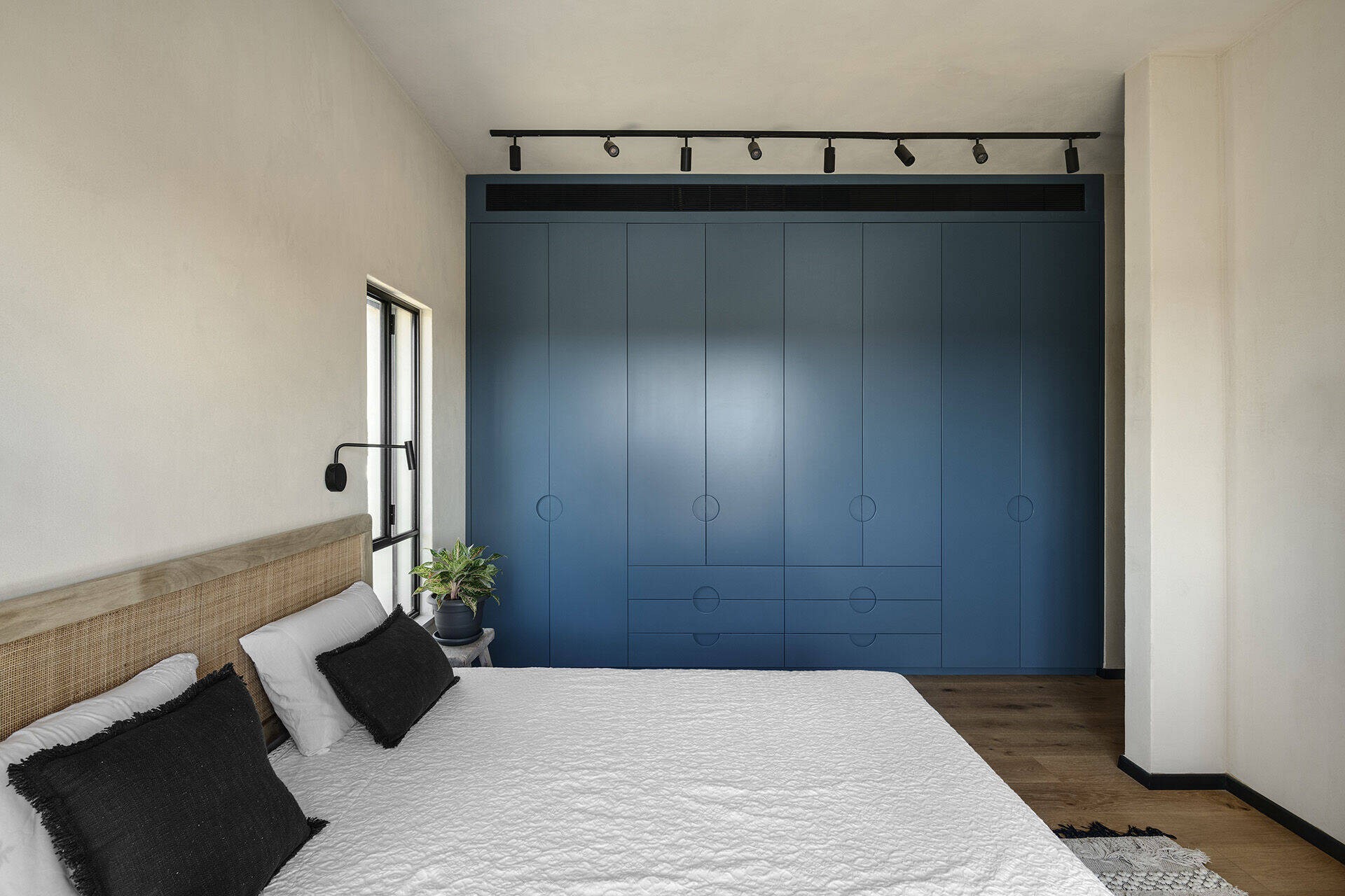 
Phòng ngủ phụ được trang trí bằng các vật liệu vải và gỗ mang đến cảm giác giản dị và mộc mạc
