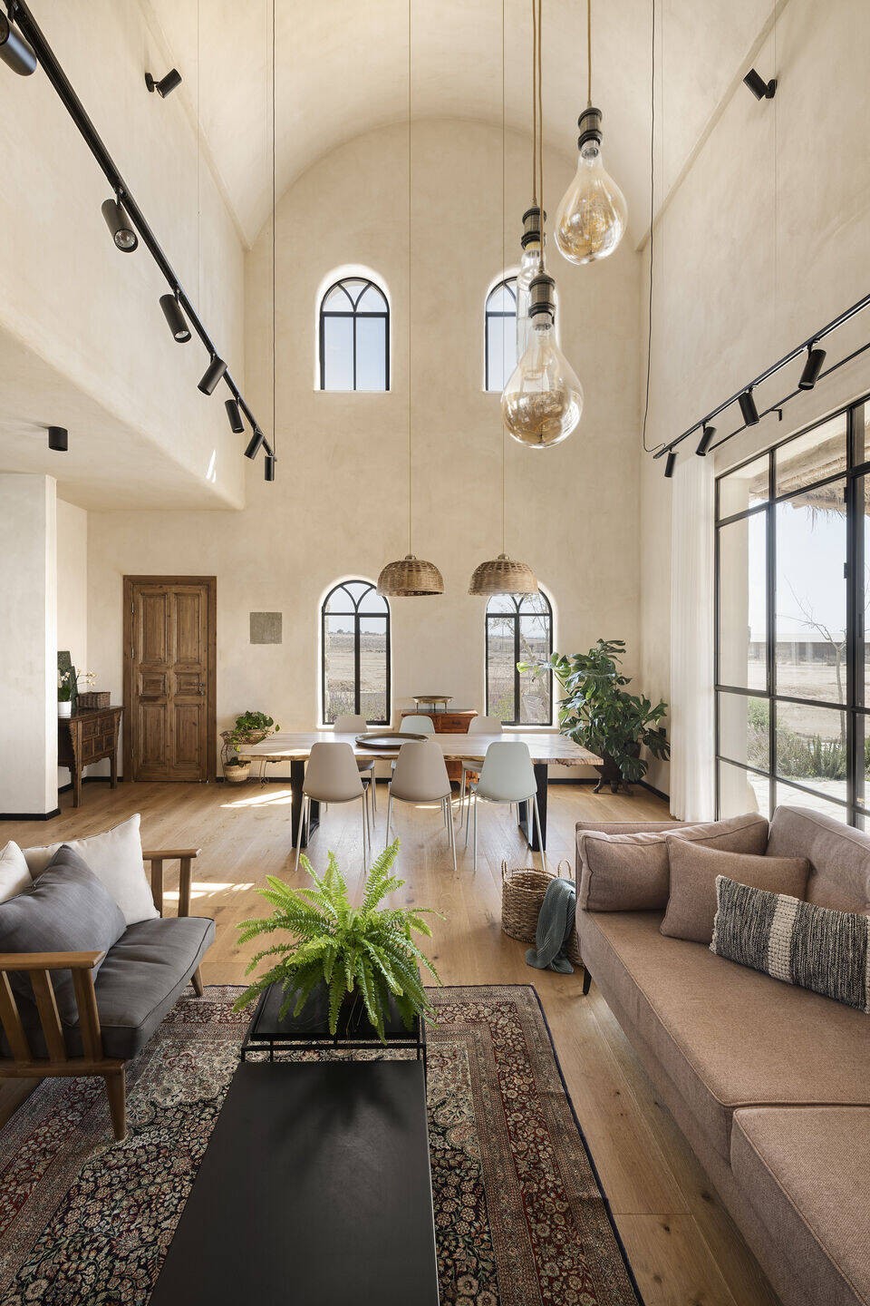 
Gia chủ khéo léo phân chia khu vực phòng khách và bàn ăn bằng cách dùng thảm trải sàn thổ cẩm mang phong cách Trung Đông
