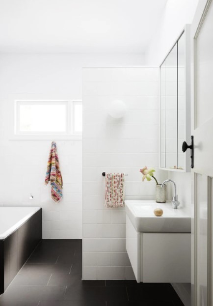 
Phòng tắm được trang trí bằng gam màu trắng - đen tạo sự tương phản, sang trọng
