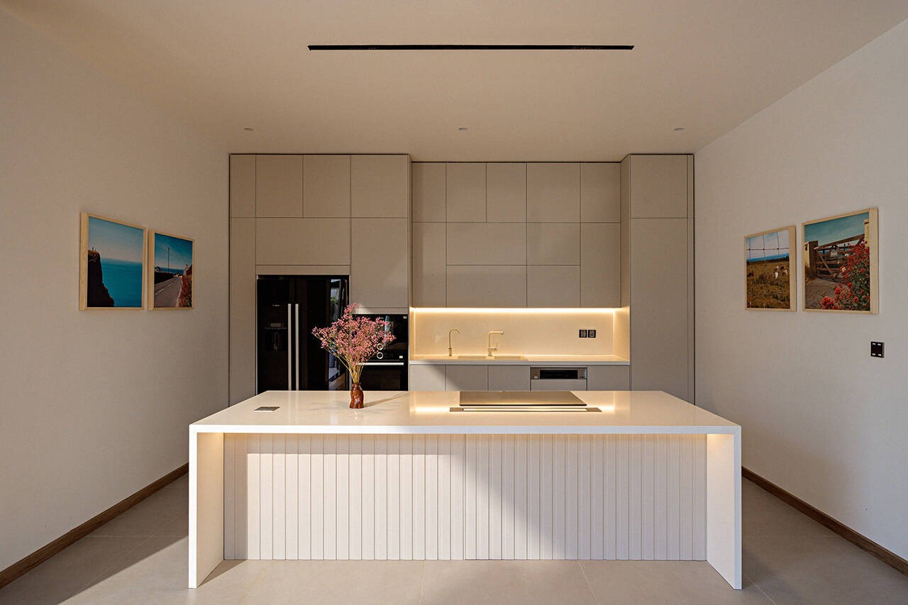 
Khu bếp được trang trí bằng tông trắng làm màu chủ đạo đi kèm với nội thất hiện đại&nbsp;
