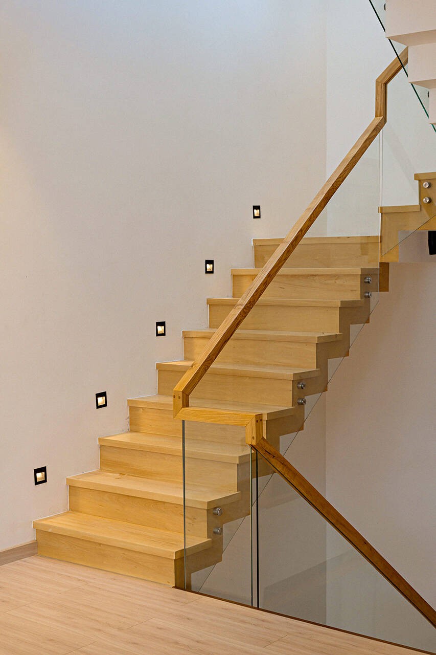 
Cầu thang được làm bằng gỗ chắc chắn với lan canh làm bằng kính
