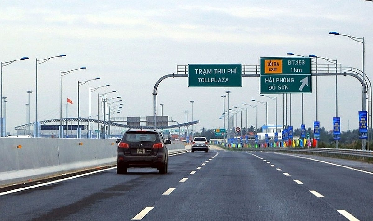 
Dự kiến đến tháng 6/2022, ô tô lưu thông trên tuyến cao tốc Hà Nội - Hải Phòng&nbsp;bắt buộc phải sử dụng dịch vụ thu phí điện tử không dừng.
