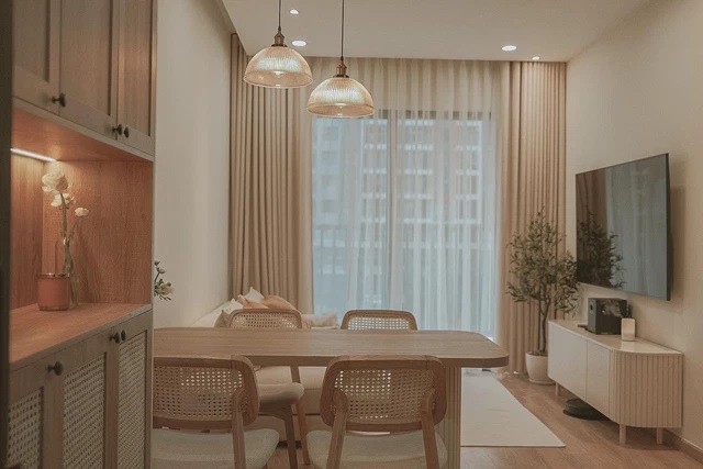 Đôi vợ chồng trẻ ở Sài Gòn tự mình thiết kế căn hộ rộng 67m2 tinh tế đến từng chi tiết nhỏ dù nội thất có giá “bình dân” - ảnh 1