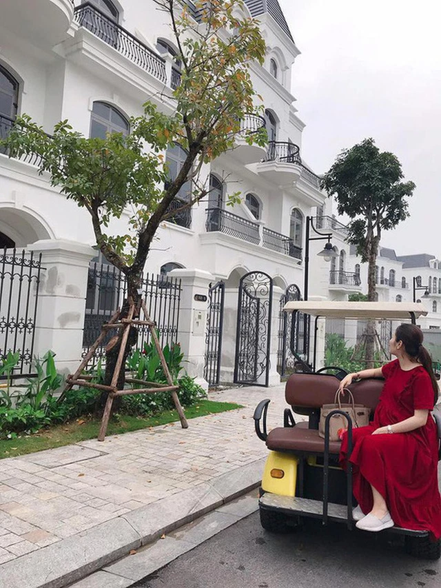 
Thời điểm hiện tại gia đình nàng hot mom Hà Thành đang sinh sống tại căn biệt thự ở khu nhà giàu Vinhomes Riverside Long Biên (TP Hà Nội)
