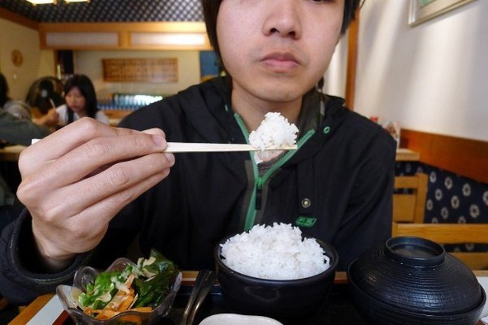 


Kiêng xới cơm 1 lần - Khi ăn cơm, bạn cần phải cầm bát cơm để tránh cúi mặt khi ăn
