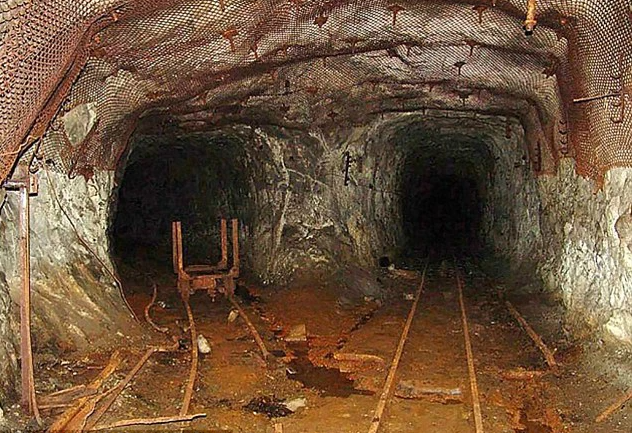 
Gần ngôi làng&nbsp;từng có một mỏ khai thác siêu khổng lồ ở dưới lòng đất
