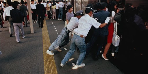 Nghề "độc lạ" tại Nhật Bản: Nhồi khách lên tàu điện ngầm - ảnh 6