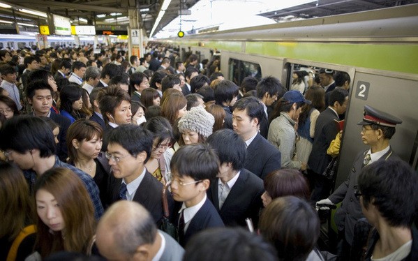 Nghề "độc lạ" tại Nhật Bản: Nhồi khách lên tàu điện ngầm - ảnh 5